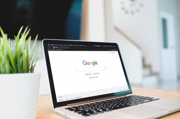 ordinateur-portable-affichant-google-pour-le-référencement