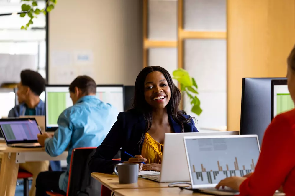 business women utilisant l'IA heureuse