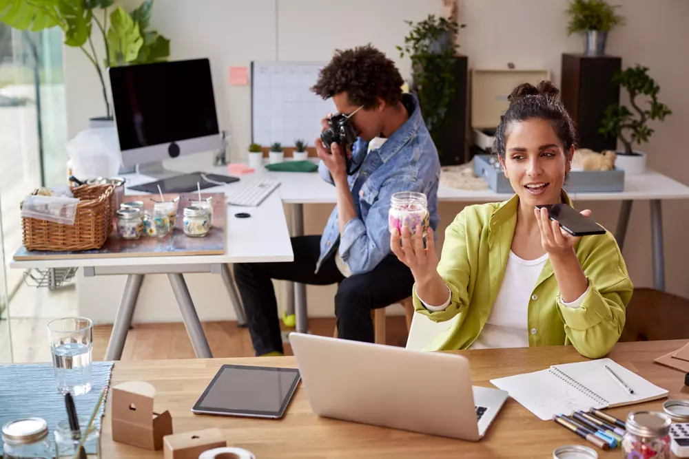 couple qui travaille avec l'AI pour gagner du temps